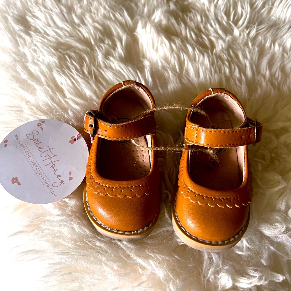 NWT Tan Mary Jane Scallop shoes size 4